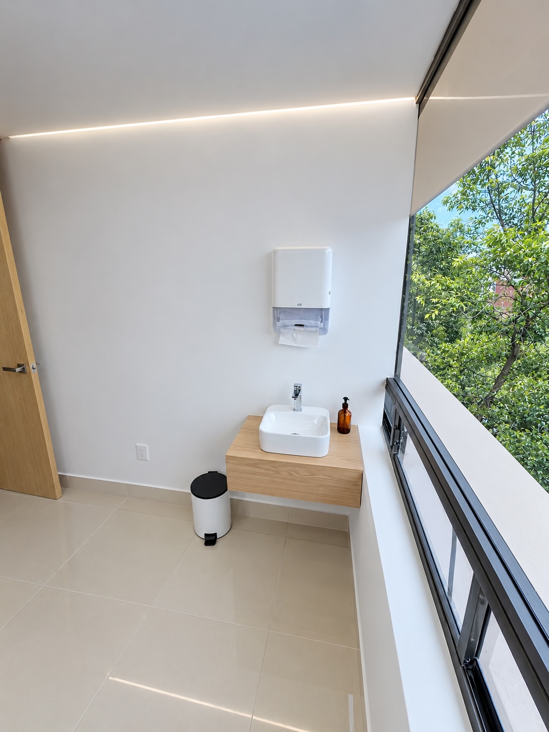 Área de lavabo dentro del consultorio con luz natural